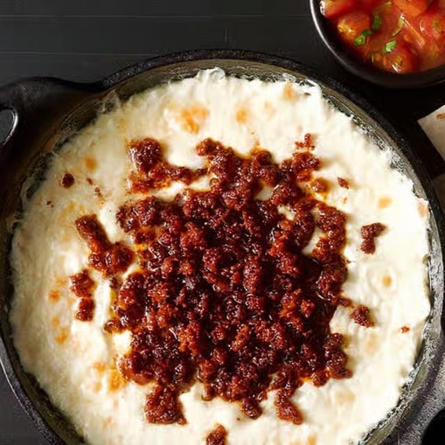 Queso Derretido con Chorizo.