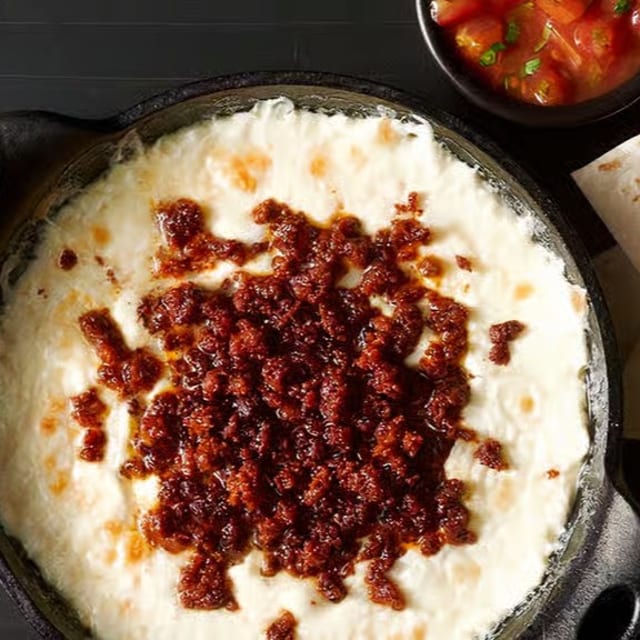 Lunch Queso Derretido con Chorizo.